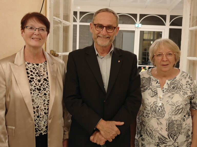 Bürgermeister Philippe Eloy mit den beiden Vorsitzenden Eliane Berg & Evelyne Choupeaux