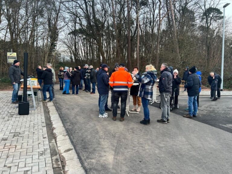 20241220-EinweihungWaldstraße_Gruppe_web