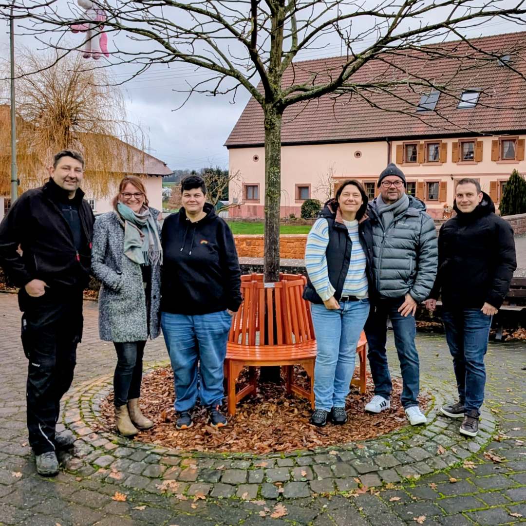 Neue Rundbank schmückt den Platz vor dem Dorfgemeinschaftshaus