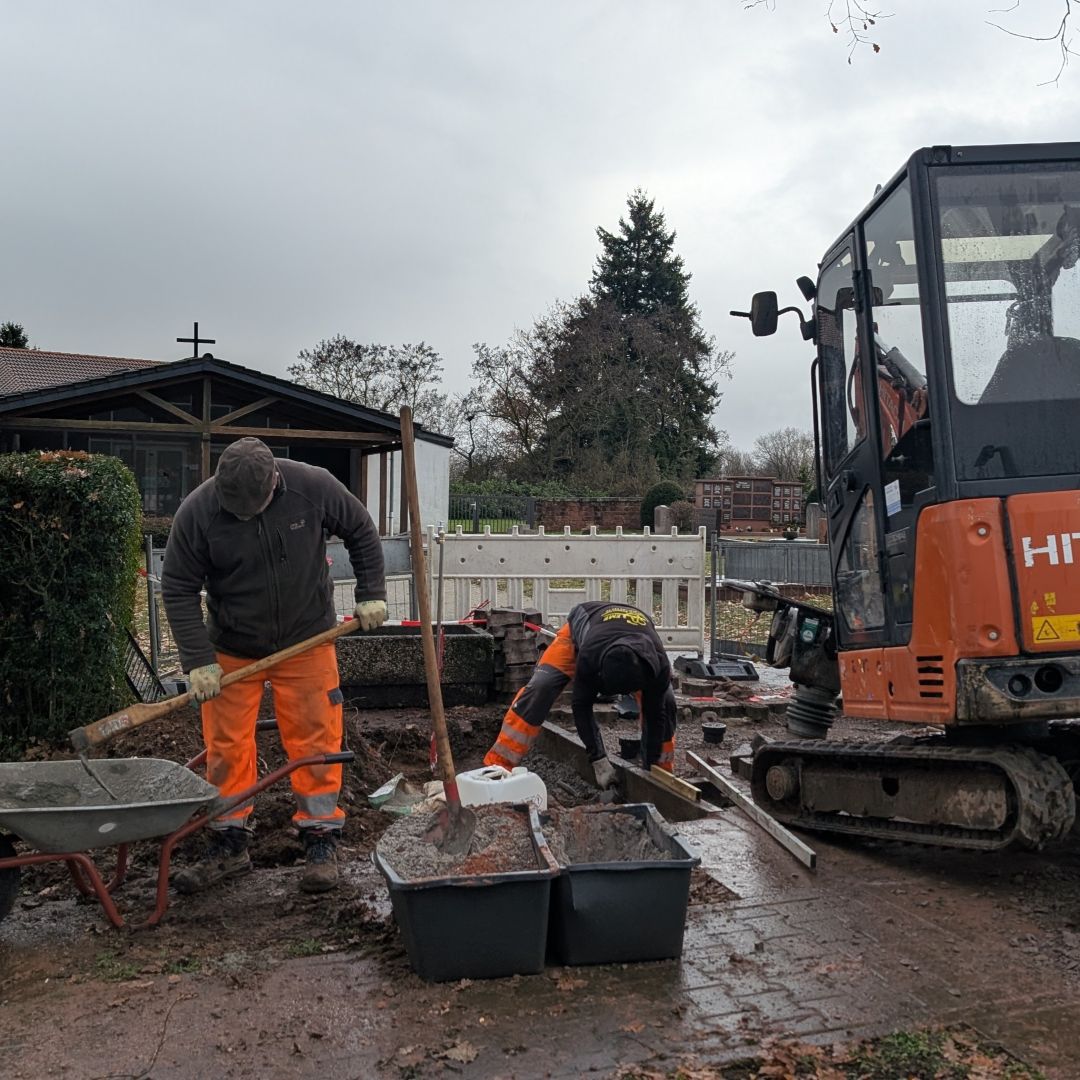 Bauhof erneuert Wasserleitung auf dem Friedhof Katzenbach