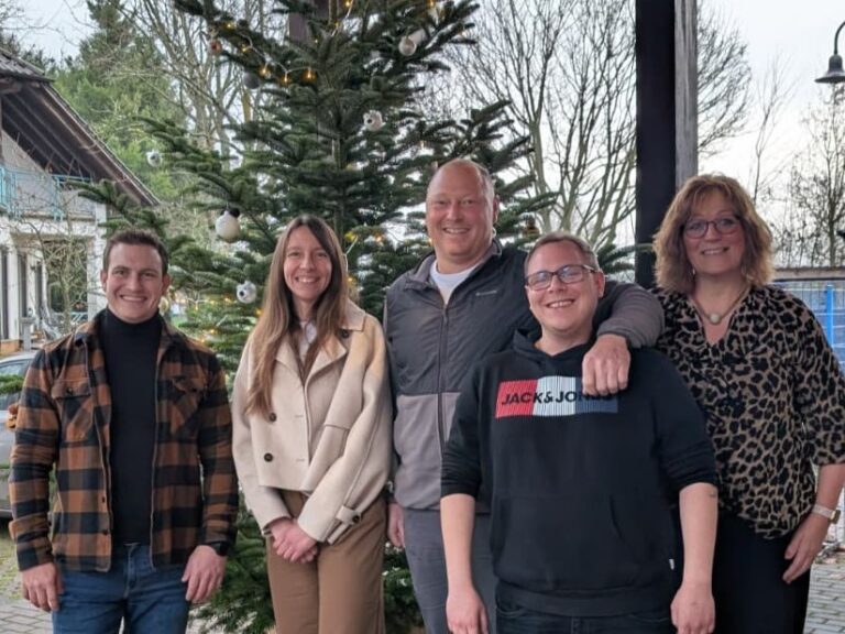Tina und Denis Schneider mit Obgm. Achim Wätzold und Vertretern des Erzieherteams