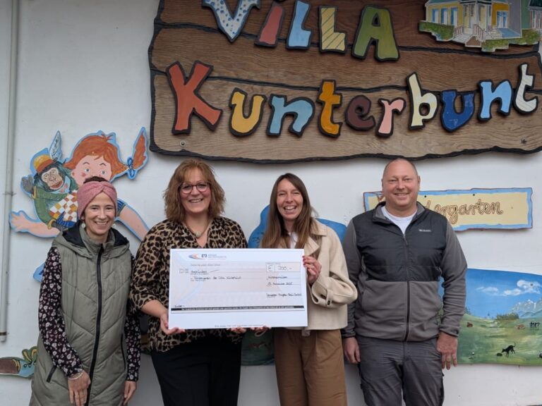 Alisha Müller (Stv. Vorsitzende), Christine Ruppert (Stv. Kita-Leitung) erhalten den Scheck von Tina und Denis Schneider