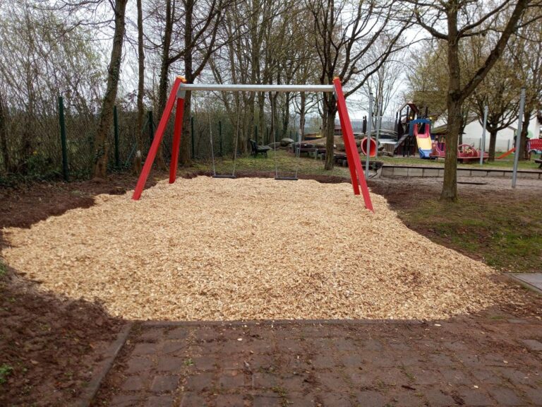 Neue Schaukel an der Kita "Villa Kunterbunt"