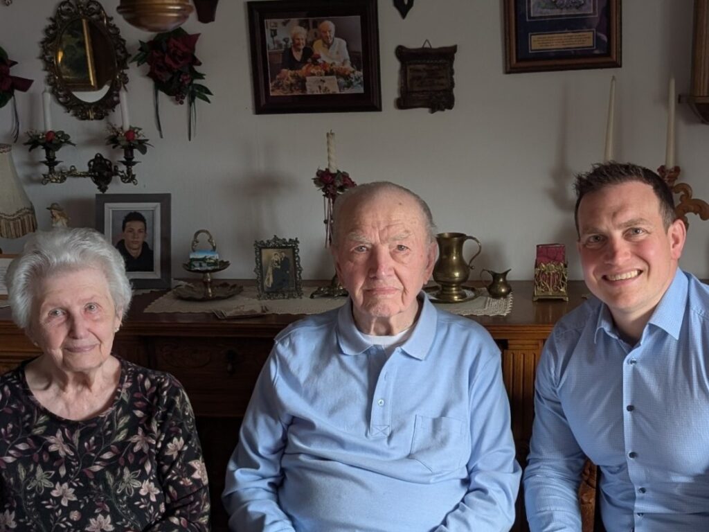 Reimund Lenhardt mit seiner Frau und Ortsbürgermeister Wätzold (OG)