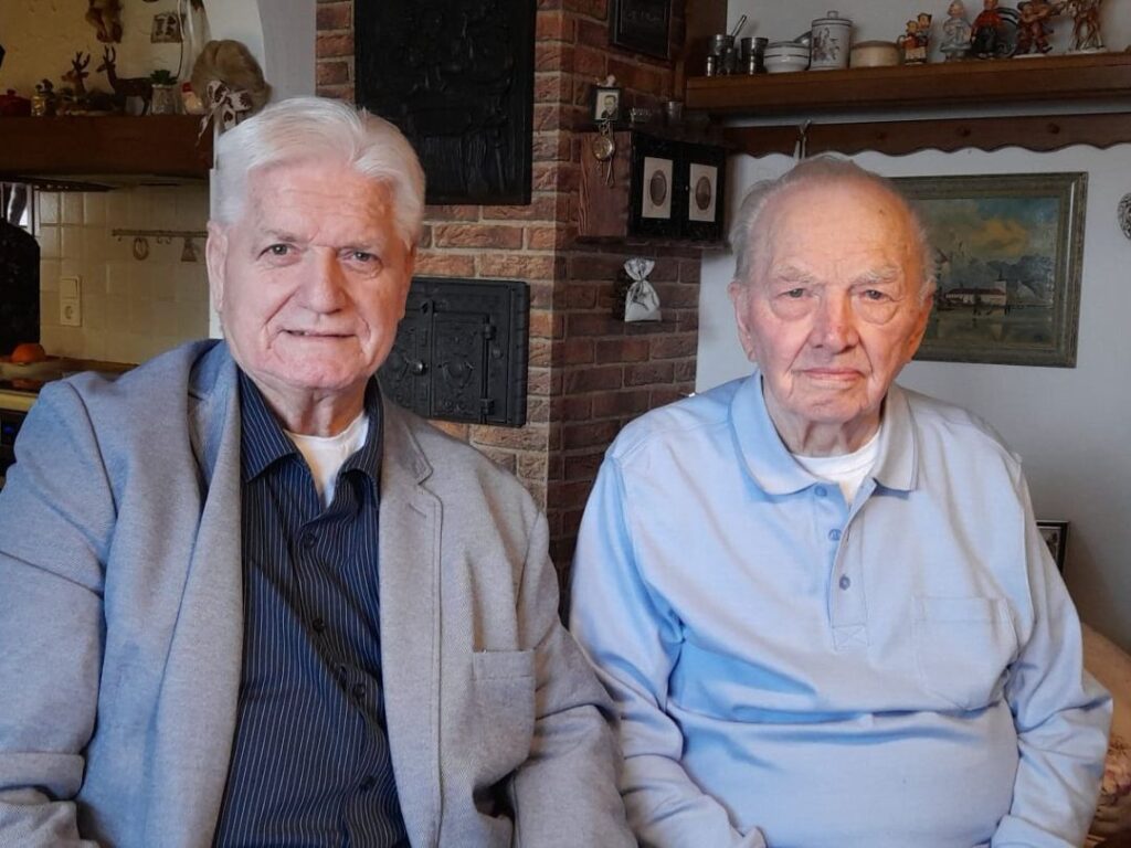 Kreisbeigeordneter Dr. Walter Altherr gratuliert Hrn. Lenhardt (OG)