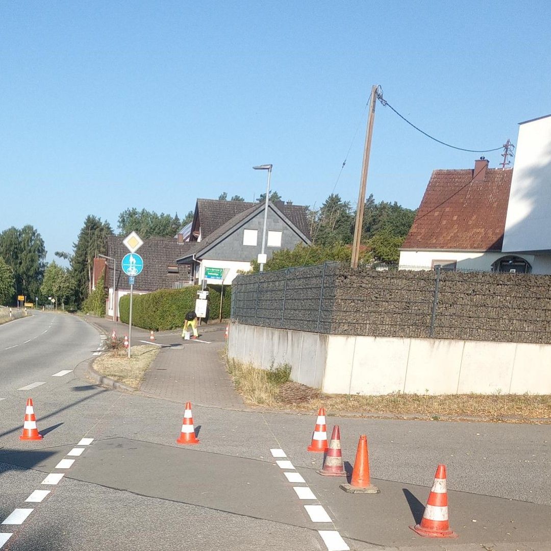 Bauhof nutzt die Sommerzeit für frische Fahrbahnmarkierungen