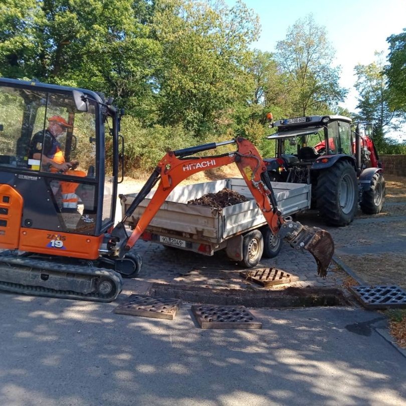 Bauhof sorgt vor: Sandfänge ausgebaggert