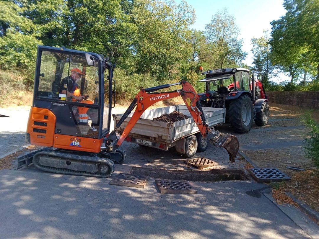 Bauhof sorgt vor: Sandfänge ausgebaggert