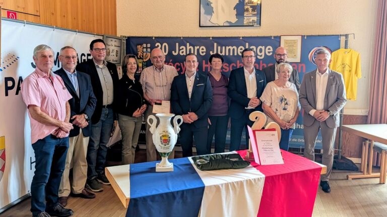 Die politischen Vertreter mit den vom Partnerschaftsverband geehrten Personen (v.li.n.re.): Dr. Jürgen Feind (Partnerschaftsverband RLP), Philippe Eloy, Torsten Lenhart (Beigeordneter VG), MdB Angelika Glöckner, Klaus Höbel, Ortsbürgermeister Achim Wätzold, Eliane Berg, Minister Marcus Klein, MdB Florian Bilic, Évelyne Choupeaux und Landrat Ralf Leßmeister.