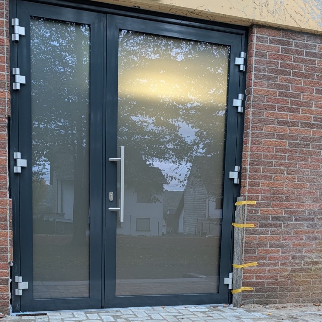 Neue Türen für die Sporthalle Hütschenhausen